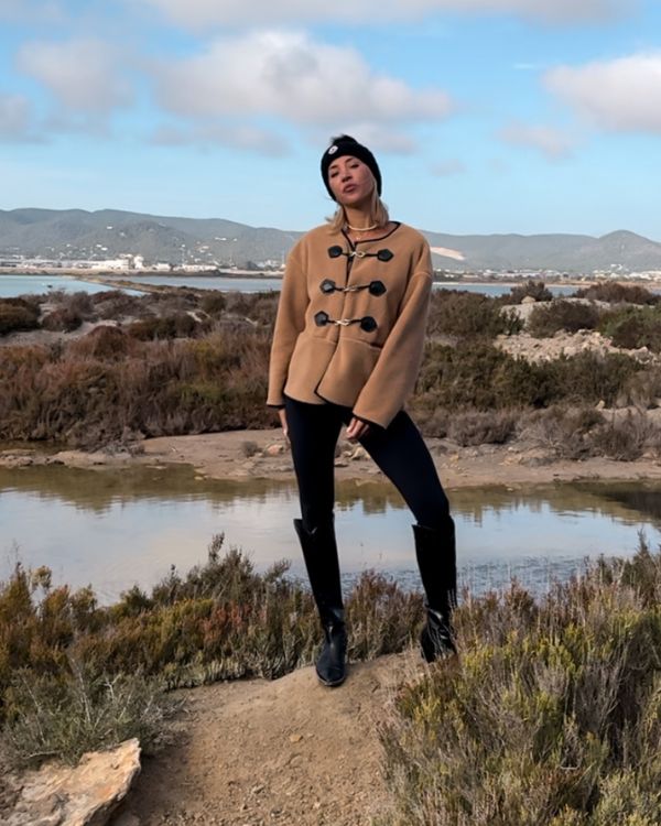 Fashion Kuschel Plüsch Jacke mit grossen schwarzen Verschlüssen 