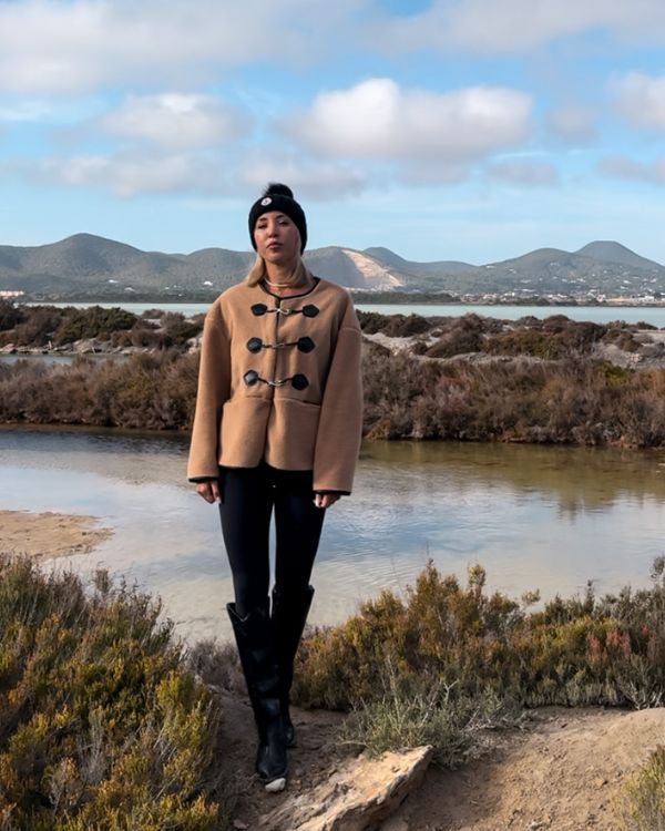 Braune Stillvolle Damen Jacke mit schwarzen Verschlüssen 