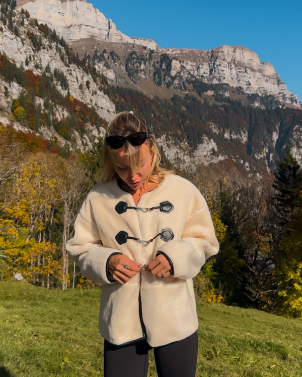 Damen Plüsch Jacke mit grossen Schnallen / Verschluss auf der Vorderseite 