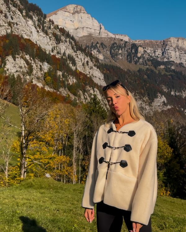 kuschelige und stillvolle Damen Jacke mit grossen Schnallen 