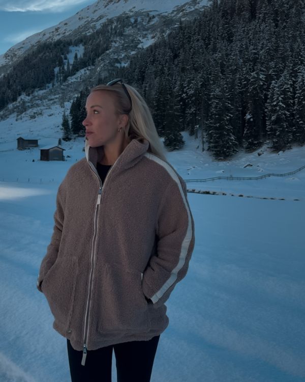 braune Stillvolle und warme Damen Kuschel Fleece Jacke mit hohem Kragen 