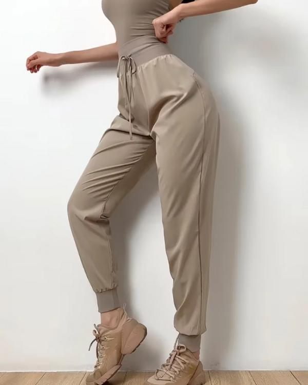 Activewear Jogginghose seitlich fotografiert - Lockere Hose mit hohem Bund