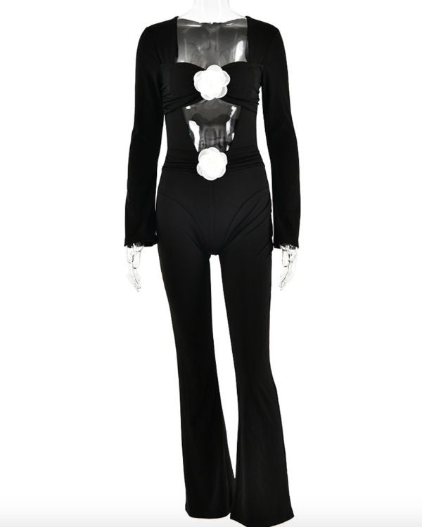 Kompletter Look des schwarzen Jumpsuits mit langen Ärmeln - Schwarzer Cut-Out Overall mit weissen Rosen 