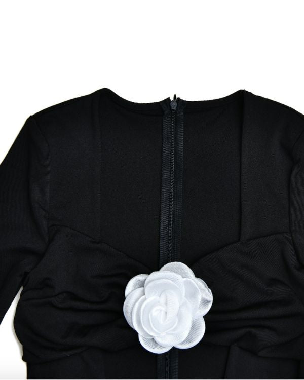 schwarzer Einteiler Jumpsuit mit weissen Rosen Symbolen 