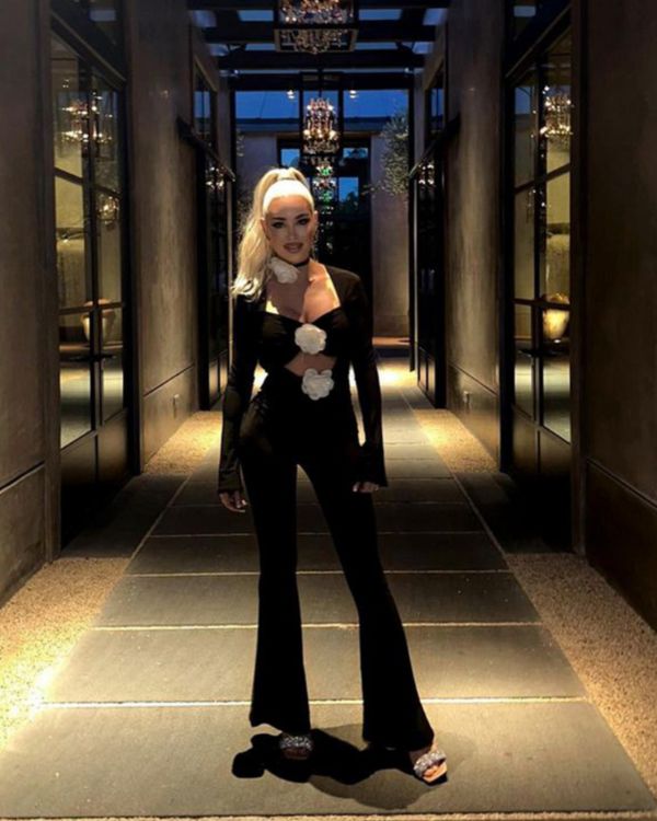 Schwarzer Jumpsuit mit weißen Rosen: perfekt für einen schicken Abend.