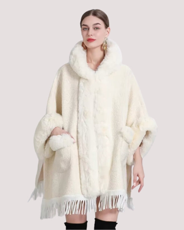 Hochwertiger Luxus Plüsch Poncho in weiss mit Fransen und Kapuze 