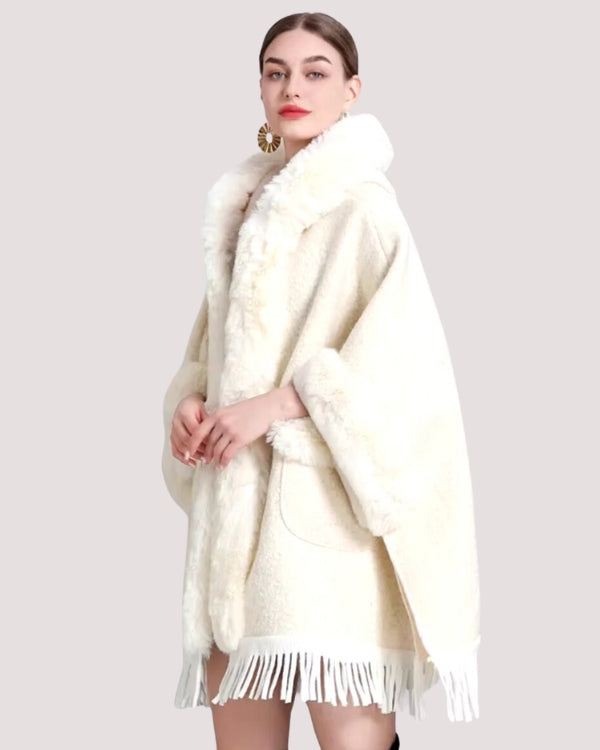 Weisser hochwertiger Luxus Poncho mit Kapuze und Fransen - Warmer und weicher Plüsch Poncho Cape 