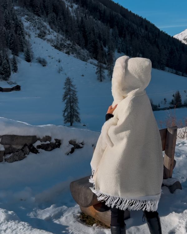 Qualitativer Luxus Poncho in weiss - Poncho für kalte Tage 