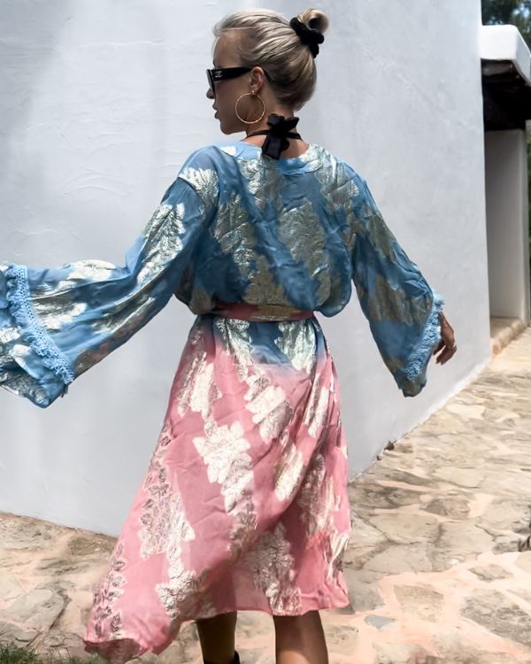 Kimono in Hellgrün-Rosa mit trendigem Batik-Design und goldenen Akzenten