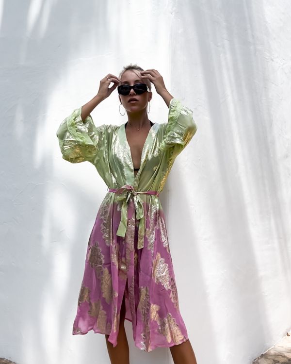 Sommerlicher Kimono in Hellgrün-Rosa mit einzigartigem Batik-Muster - Goldene Details Stickereien Festival Boho Kimono