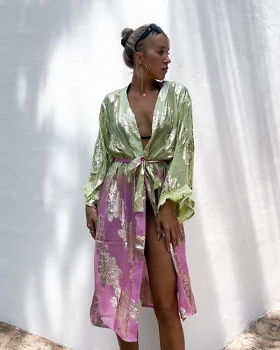 Hellgrün-rosa Kimono mit goldenen Stickereien und Batik-Farbverlauf - Festival Kimono Outfit
