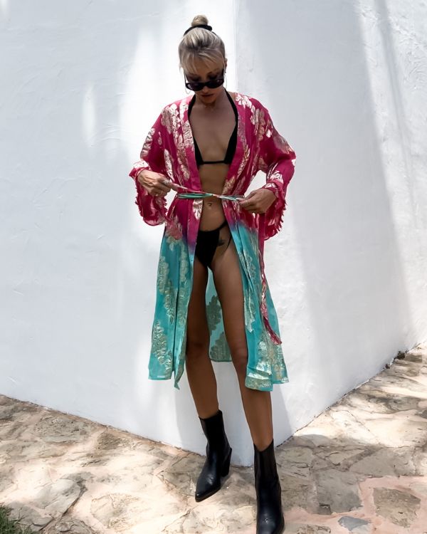 Stilvoller Kimono in Blau-Pink mit besonderen Stickereien und passendem Stoffgurt zum binden dazu