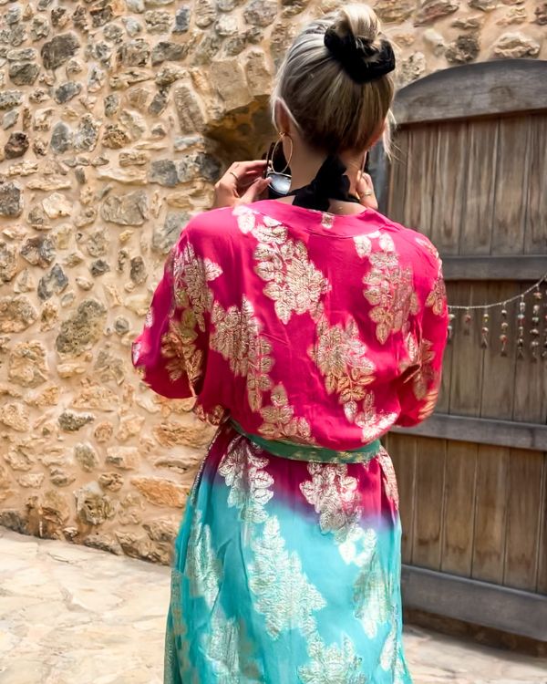 Modischer Kimono in Blau-pink mit aufwendigen Stickereien