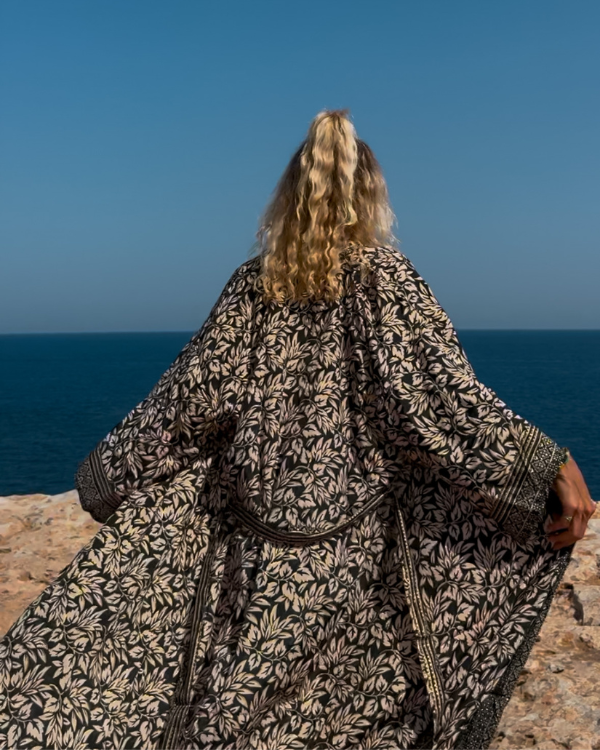Langer Boho Festival Kimono mit goldenen Blumen auf schwarzem Hintergrund 