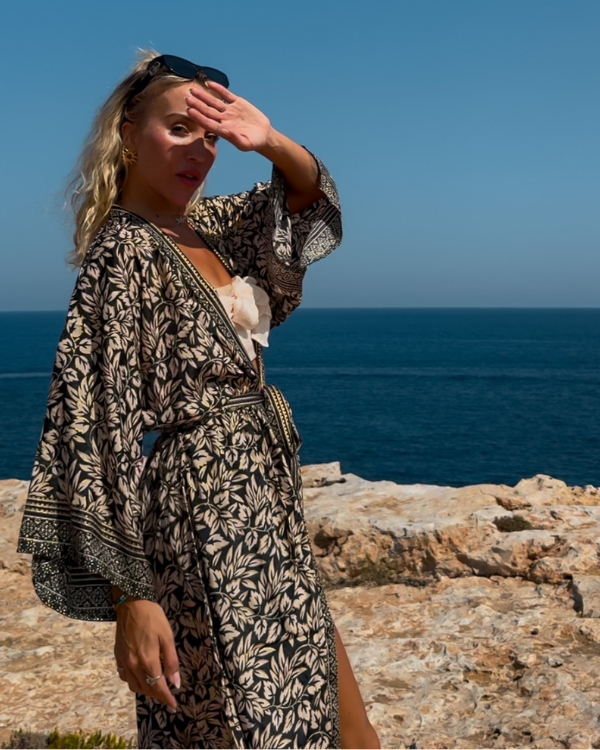 Eleganter Boho Festival Kimono im Ibiza Tulum Style mit goldenem Blumen Print 
