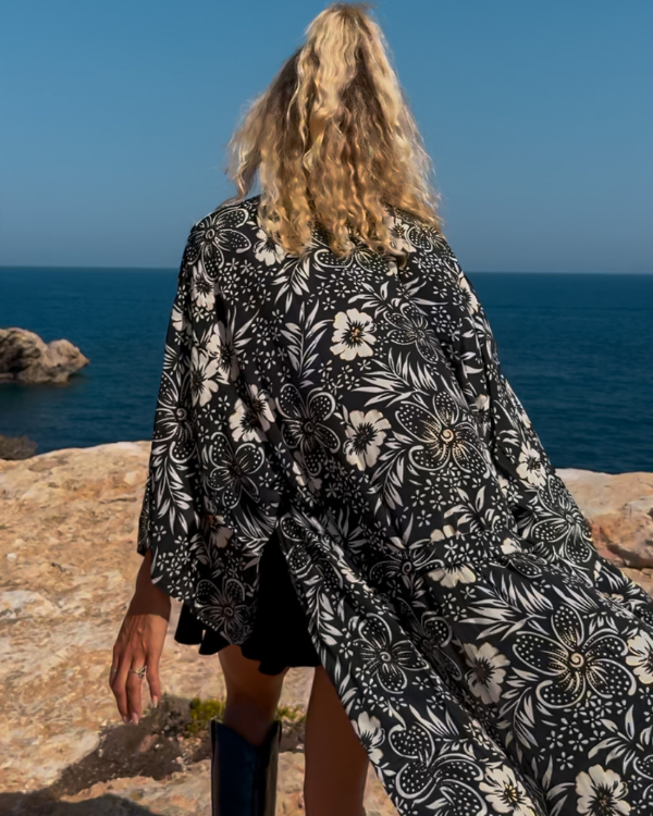 Boho Kimono mit Blumen Muster - Hochwertiger stillvoller Kimono 