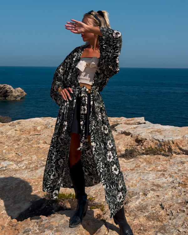 Hochwertiger Floral Boho Kimono in schwarz-weiss - perfekt für Sommer und Festivals 
