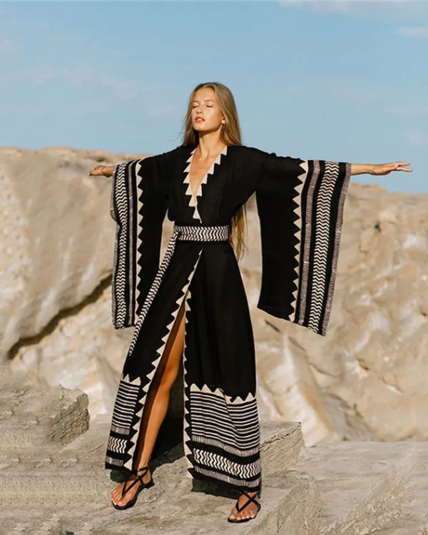 Schwarzer Maxi-Kimono mit sandfarbenen Mustern - Boho Damen Kimono mit weiten Aermeln 