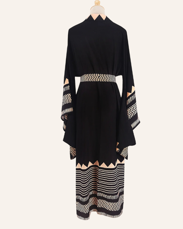 Desert Queen Boho Look Sommer - langer schwarzer Kimono mit beigen Mustern 