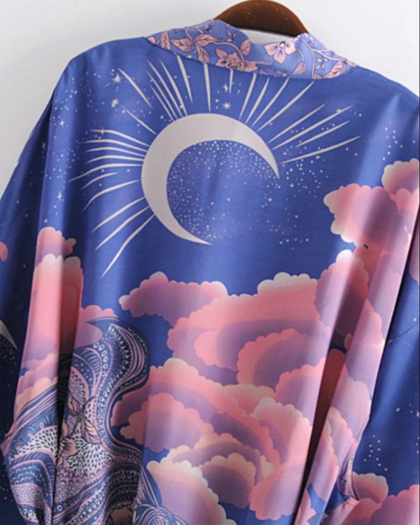 Blau-violetter Kimono mit mondähnlichen Symbolen und weiten Ärmeln für den Boho-Look - Festival Fashion