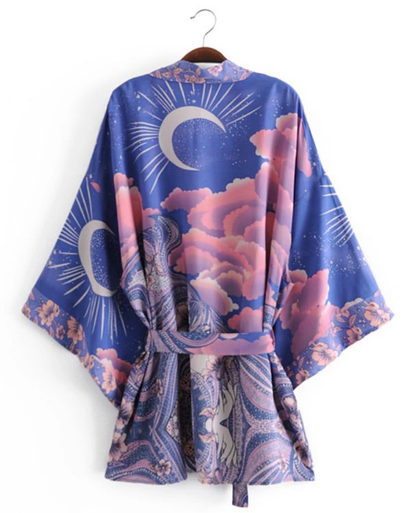 Blau-violetter Kimono mit verträumtem Mond- und Himmel-Print für den perfekten Boho-Style