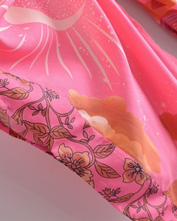 Halblanger Kimono in bezauberndem Pink, Rosa und Orange mit auffälligen Himmelprints