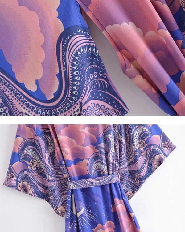 Langärmeliger Kimono in zauberhaftem Blau-Violett mit Mond- und Himmel-Motiv.