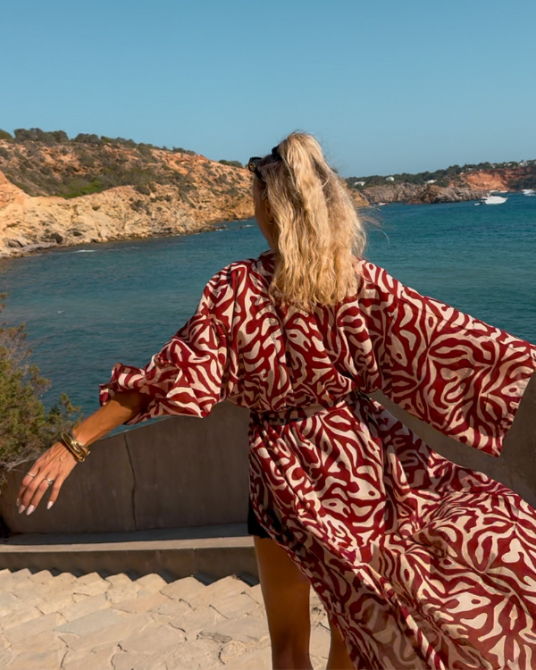 Stillvoller langer Boho Kimono mit Ethno Muster und weiten Ärmeln 
