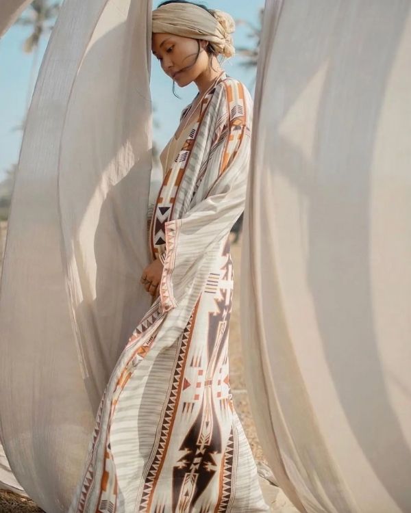 Hippie Festival Look Kimono in natürlichen Tönen und Ethno-Motiven