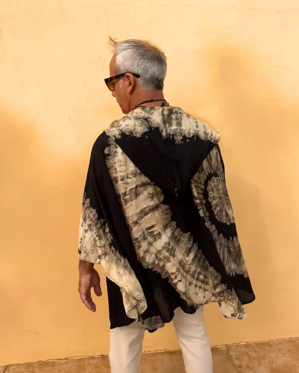 Boho Herren Kimono mit Kapuze - Unisex Batik Kimono Cape in schwarz beige