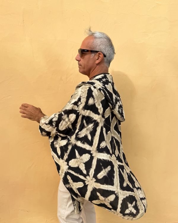 halb langer Unisex Kimono mit Batik Tie Dye Kreuz Muster in schwarz beige 