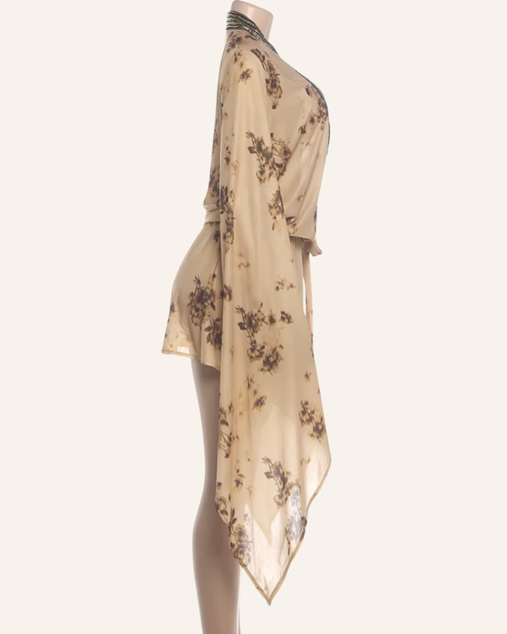 Kurzes Boho-Kleid in Beige mit Bindegürtel an der Taille