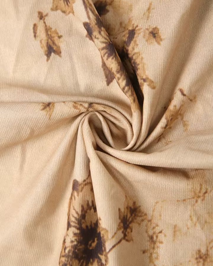 Detailansicht des floralen Musters am beigen Boho-Kleid