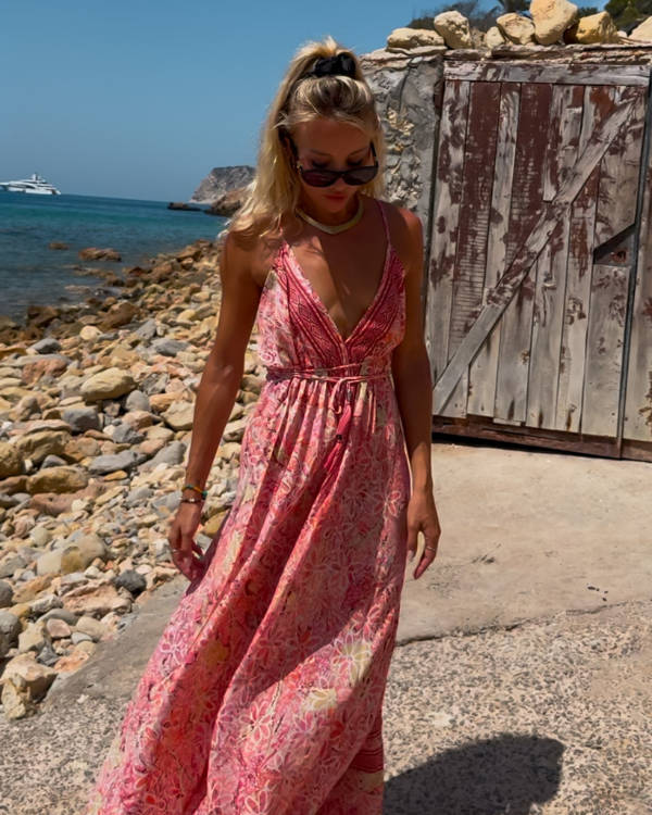 Boho Bloom Kleid auf Steinweg im Sonnenlicht | Boho Chic Sommerkleid 