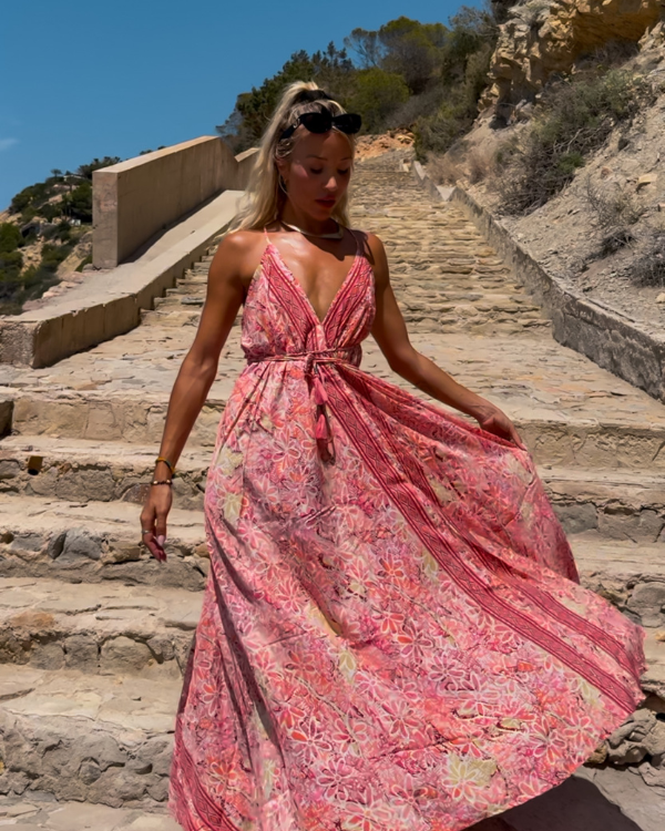 langes, weites Maxikleid mit offenem Rücken und Blumenmuster 