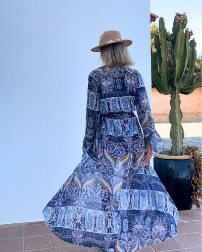 Das Kleid ist luftig und leicht, perfekt für einen sommerlichen Strandspaziergang