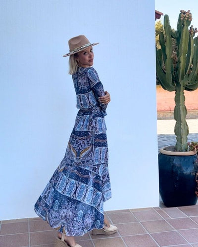 Der Boho-Look wird durch die leuchtenden Farben und Muster noch verstärkt