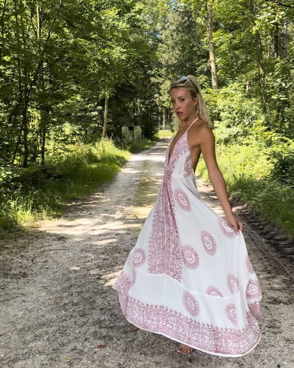 langes Damen Maxikleid in weiss mit roten Om Zeichen - Rueckenfreies Boho Hippie Kleid 