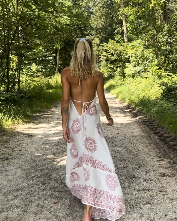 Rueckenfreies Damen Maxikleid mit Om Zeichen und indischen Zeichen