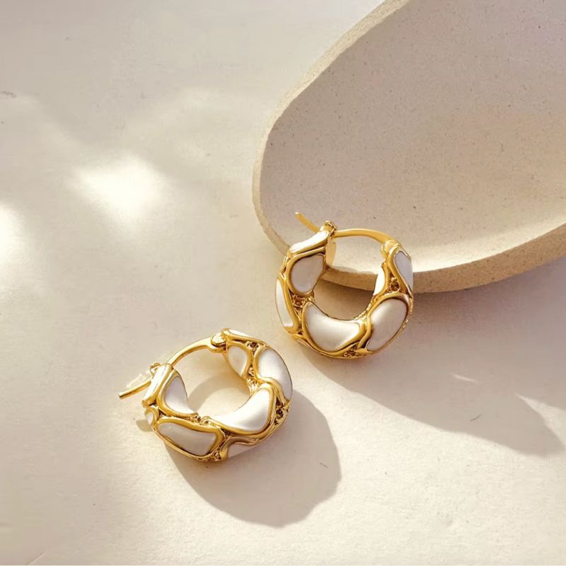 Elegante Damen Kreolen Ohrringe in gold-weiss - Kleine chice Damen Ohrringe 