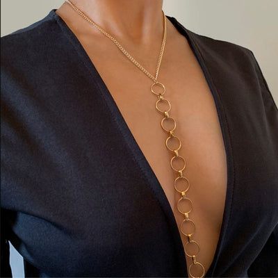 Goldene Damen Bauchkette mit Ringen zwischen der Brust