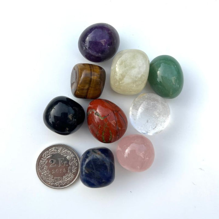 Unterschiedliche Kraftsteine wie Onyx, Rosenquarz, Amethyst, Tigerauge und viele mehr 