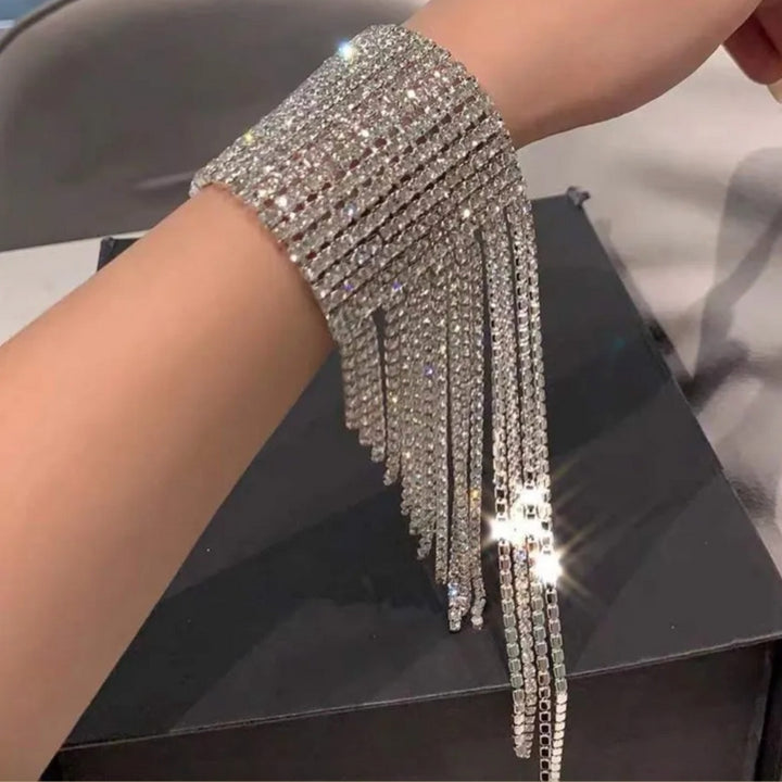 Silbernes Glitzer Armband aus silbernen Strasssteinen und asymmetrischen Fransen 