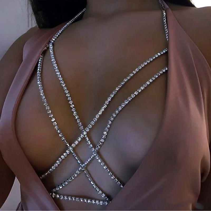 Silberne Körperkette mit Strasssteinen für einen schillernden Look."