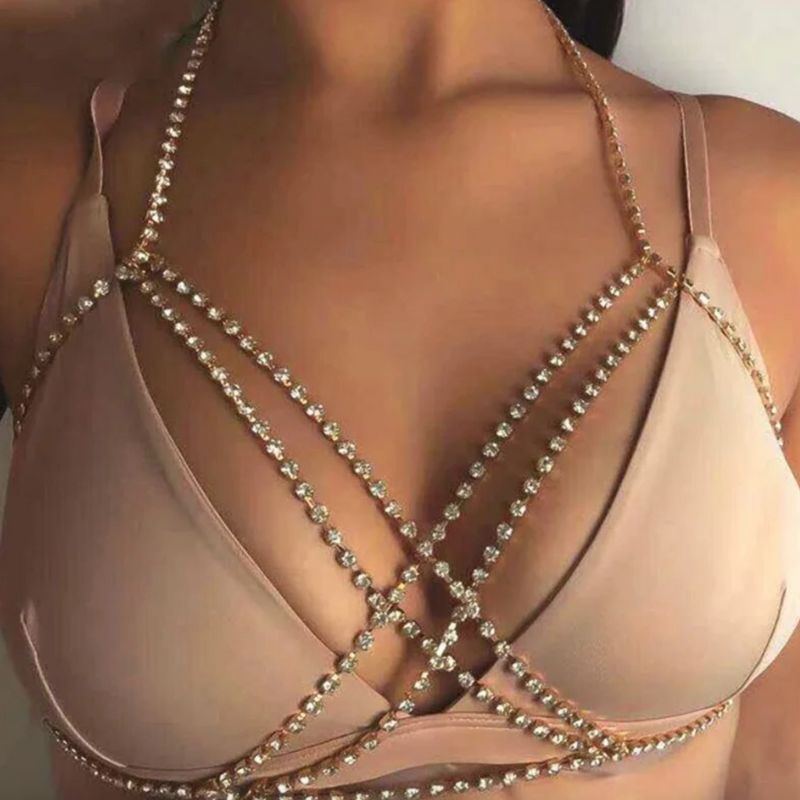 Glänzender goldener Körperschmuck mit Strasssteinen und geometrischen Details