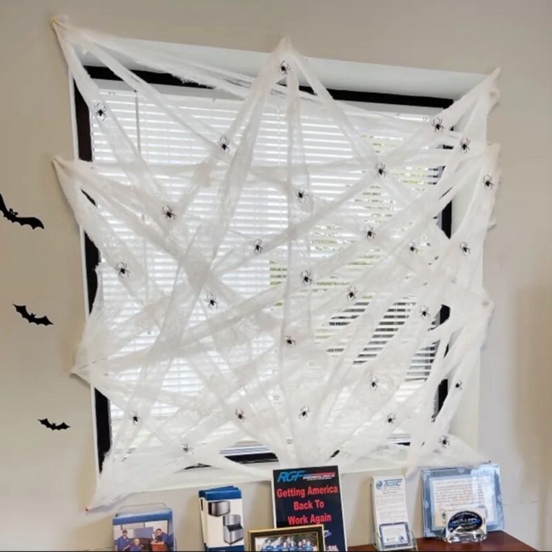 Gruselige Spinnennetz-Atmosphäre mit schwarzen Spinnen - Halloween Dekoration 