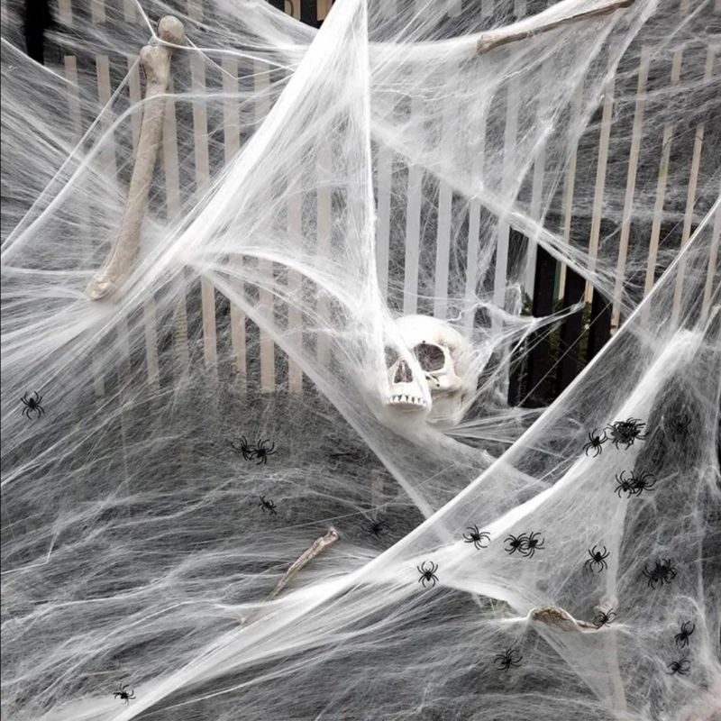 Dehnbares Spinnennetz über Holzgeländer drapiert - Halloween Grusel Spinnenetz mit Spinnen
