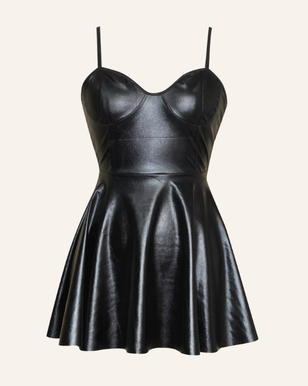 schwarzes Kunstleder Babydoll Kleid mit dünnen Trägern und offenem Rücken 