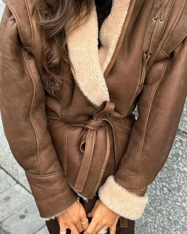 Braune Kunstleder Jacke mit Gurt zum binden auf Taillen Höhe 