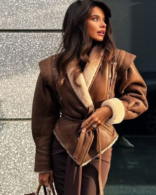 Stillvolle Trend Kunstleder Jacke mit Spitz Schnitt und breiten Schultern